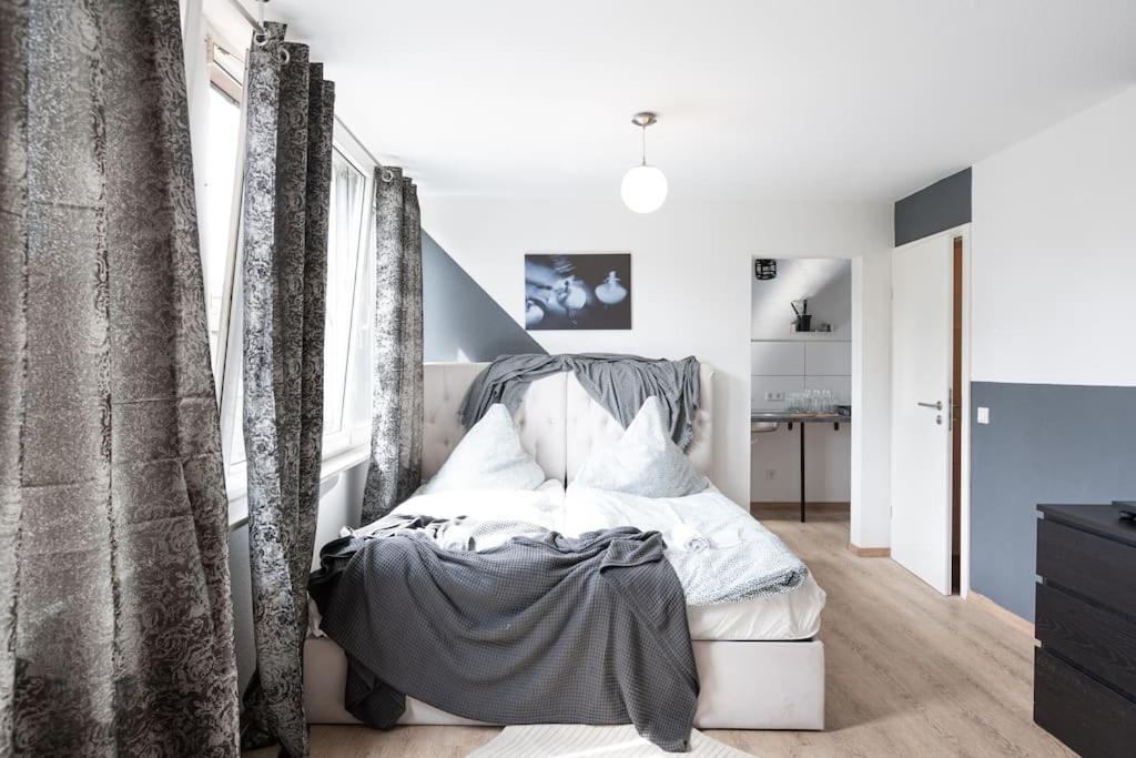 - Cozy Apartment In The Heart Of Duisburg With New York Design & Betten & Sofa - 5 Mins Central Station Hbf - Big Tv & Wifi -- Luaran gambar