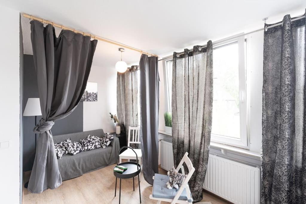 - Cozy Apartment In The Heart Of Duisburg With New York Design & Betten & Sofa - 5 Mins Central Station Hbf - Big Tv & Wifi -- Luaran gambar