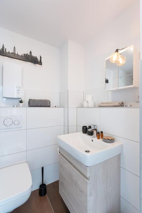 - Cozy Apartment In The Heart Of Duisburg With New York Design & Betten & Sofa - 5 Mins Central Station Hbf - Big Tv & Wifi -- Luaran gambar