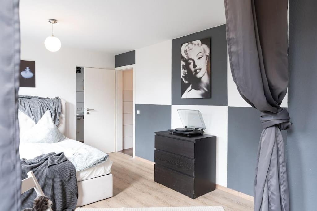 - Cozy Apartment In The Heart Of Duisburg With New York Design & Betten & Sofa - 5 Mins Central Station Hbf - Big Tv & Wifi -- Luaran gambar
