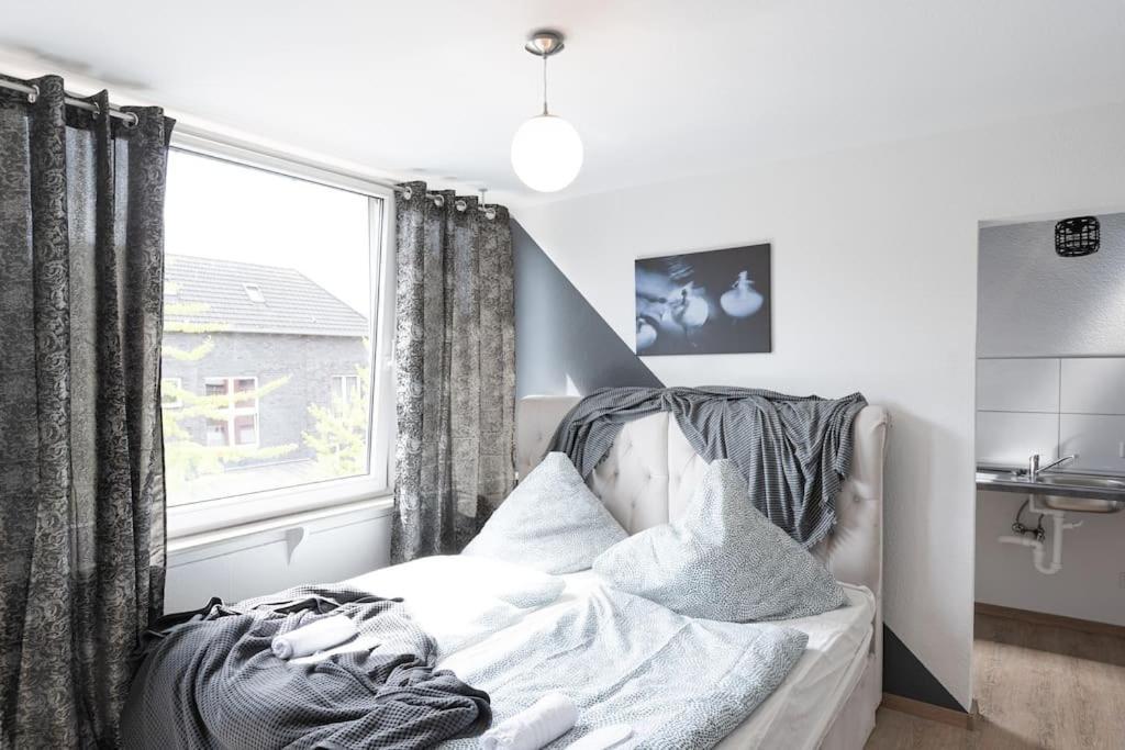 - Cozy Apartment In The Heart Of Duisburg With New York Design & Betten & Sofa - 5 Mins Central Station Hbf - Big Tv & Wifi -- Luaran gambar